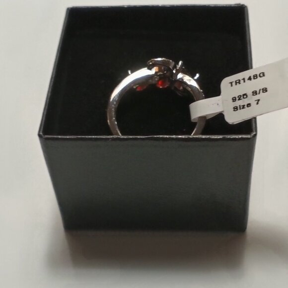 Stunning Women’s 1.35 CTW Garnet Sterling Silver Size 7 Designer Ring